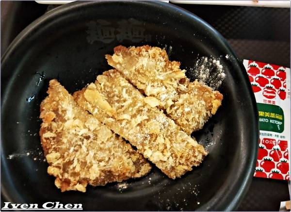 旭麵麵(台北車站):《北車2F微風牛肉麵推薦》CP值高的川味紅燒牛肉麵\ 鮮蝦紅油抄手\麻醬麵\點心小菜-『旭麵麵』