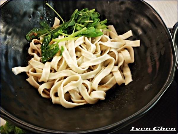 旭麵麵(台北車站):《北車2F微風牛肉麵推薦》CP值高的川味紅燒牛肉麵\ 鮮蝦紅油抄手\麻醬麵\點心小菜-『旭麵麵』