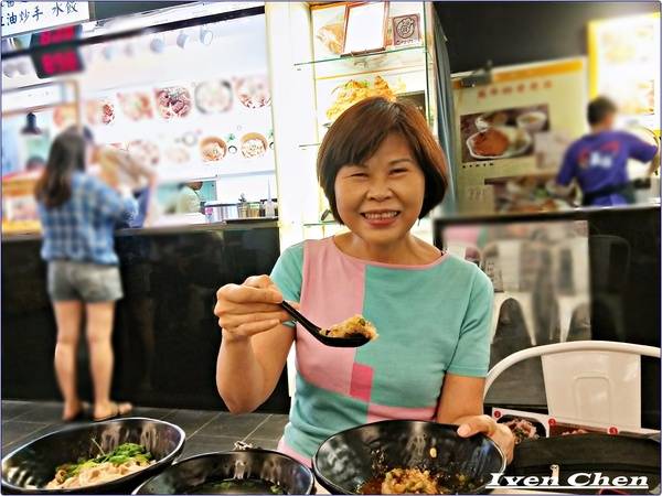 旭麵麵(台北車站):《北車2F微風牛肉麵推薦》CP值高的川味紅燒牛肉麵\ 鮮蝦紅油抄手\麻醬麵\點心小菜-『旭麵麵』