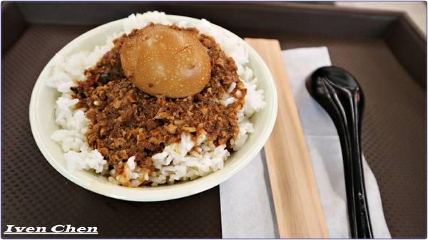 旭麵麵(台北車站):《北車2F微風牛肉麵推薦》CP值高的川味紅燒牛肉麵\ 鮮蝦紅油抄手\麻醬麵\點心小菜-『旭麵麵』