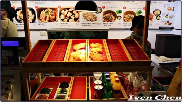 旭麵麵(台北車站):《北車2F微風牛肉麵推薦》CP值高的川味紅燒牛肉麵\ 鮮蝦紅油抄手\麻醬麵\點心小菜-『旭麵麵』