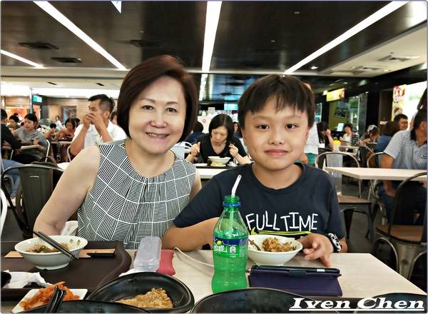 旭麵麵(台北車站):《北車2F微風牛肉麵推薦》CP值高的川味紅燒牛肉麵\ 鮮蝦紅油抄手\麻醬麵\點心小菜-『旭麵麵』