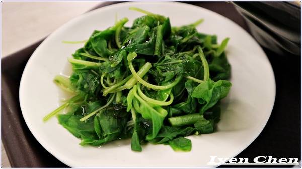 旭麵麵(台北車站):《北車2F微風牛肉麵推薦》CP值高的川味紅燒牛肉麵\ 鮮蝦紅油抄手\麻醬麵\點心小菜-『旭麵麵』