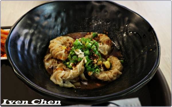 旭麵麵(台北車站):《北車2F微風牛肉麵推薦》CP值高的川味紅燒牛肉麵\ 鮮蝦紅油抄手\麻醬麵\點心小菜-『旭麵麵』