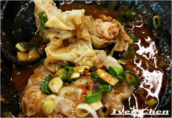 旭麵麵(台北車站):《北車2F微風牛肉麵推薦》CP值高的川味紅燒牛肉麵\ 鮮蝦紅油抄手\麻醬麵\點心小菜-『旭麵麵』