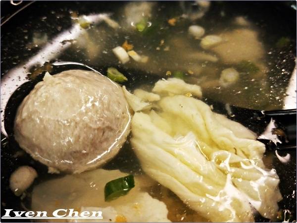 旭麵麵(台北車站):《北車2F微風牛肉麵推薦》CP值高的川味紅燒牛肉麵\ 鮮蝦紅油抄手\麻醬麵\點心小菜-『旭麵麵』