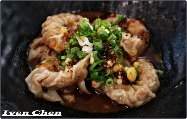 旭麵麵(台北車站):《北車2F微風牛肉麵推薦》CP值高的川味紅燒牛肉麵\ 鮮蝦紅油抄手\麻醬麵\點心小菜-『旭麵麵』