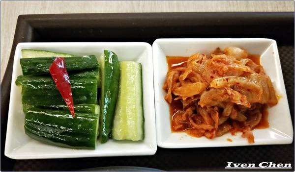 旭麵麵(台北車站):《北車2F微風牛肉麵推薦》CP值高的川味紅燒牛肉麵\ 鮮蝦紅油抄手\麻醬麵\點心小菜-『旭麵麵』