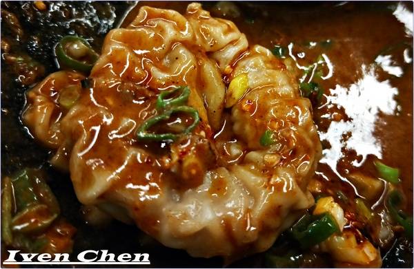 旭麵麵(台北車站):《北車2F微風牛肉麵推薦》CP值高的川味紅燒牛肉麵\ 鮮蝦紅油抄手\麻醬麵\點心小菜-『旭麵麵』