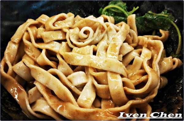 旭麵麵(台北車站):《北車2F微風牛肉麵推薦》CP值高的川味紅燒牛肉麵\ 鮮蝦紅油抄手\麻醬麵\點心小菜-『旭麵麵』