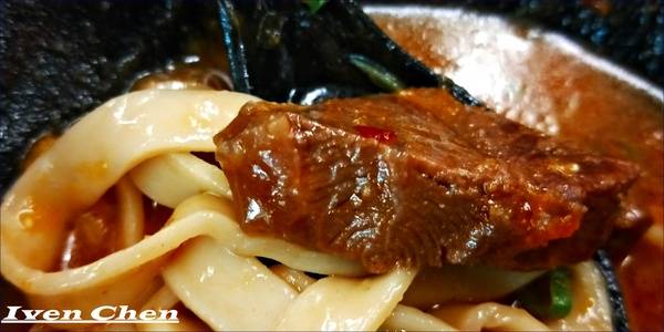 旭麵麵(台北車站):《北車2F微風牛肉麵推薦》CP值高的川味紅燒牛肉麵\ 鮮蝦紅油抄手\麻醬麵\點心小菜-『旭麵麵』