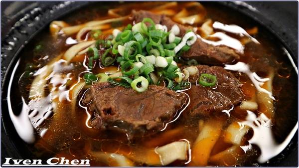 旭麵麵(台北車站):《北車2F微風牛肉麵推薦》CP值高的川味紅燒牛肉麵\ 鮮蝦紅油抄手\麻醬麵\點心小菜-『旭麵麵』