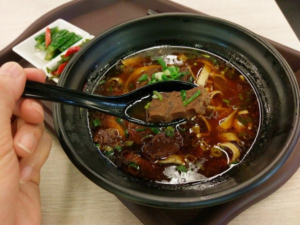 旭麵麵:旭麵麵牛肉麵-延承老品牌V.S開創新型態 讓在等待轉車的同時 也能快速飽餐一頓