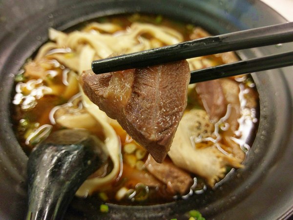 旭麵麵:旭麵麵牛肉麵-延承老品牌V.S開創新型態 讓在等待轉車的同時 也能快速飽餐一頓