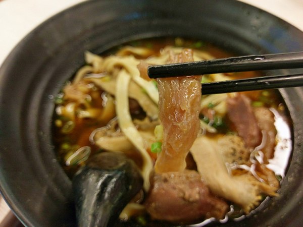 旭麵麵:旭麵麵牛肉麵-延承老品牌V.S開創新型態 讓在等待轉車的同時 也能快速飽餐一頓