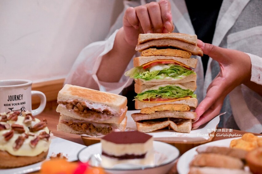 不到百元就可以喝到莊園級專業咖啡，IG上超人氣一手無法掌握現烤土司根本就是兩個人才能吃完的份量