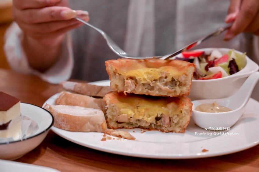 不到百元就可以喝到莊園級專業咖啡，IG上超人氣一手無法掌握現烤土司根本就是兩個人才能吃完的份量