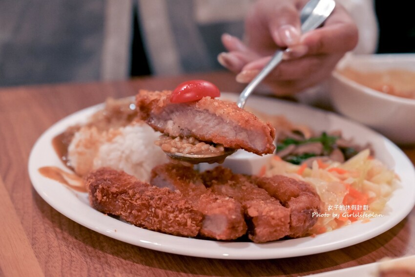 不到百元就可以喝到莊園級專業咖啡，IG上超人氣一手無法掌握現烤土司根本就是兩個人才能吃完的份量