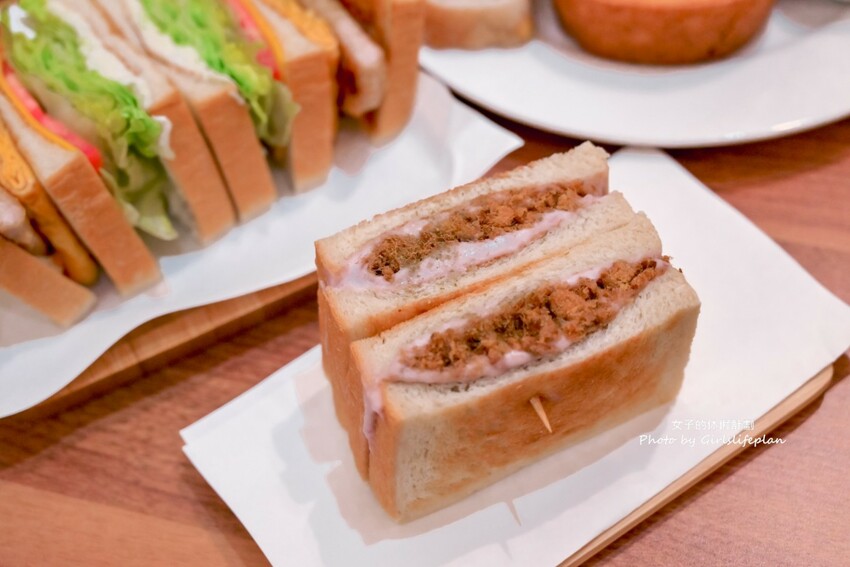 不到百元就可以喝到莊園級專業咖啡，IG上超人氣一手無法掌握現烤土司根本就是兩個人才能吃完的份量