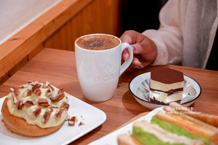 不到百元就可以喝到莊園級專業咖啡，IG上超人氣一手無法掌握現烤土司根本就是兩個人才能吃完的份量