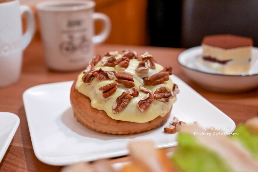 不到百元就可以喝到莊園級專業咖啡，IG上超人氣一手無法掌握現烤土司根本就是兩個人才能吃完的份量
