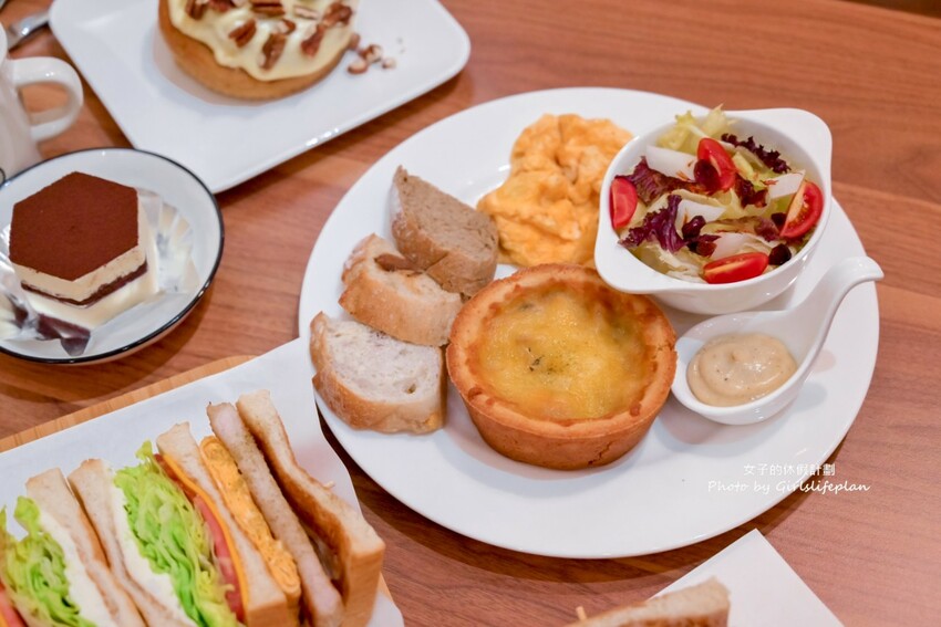 不到百元就可以喝到莊園級專業咖啡，IG上超人氣一手無法掌握現烤土司根本就是兩個人才能吃完的份量