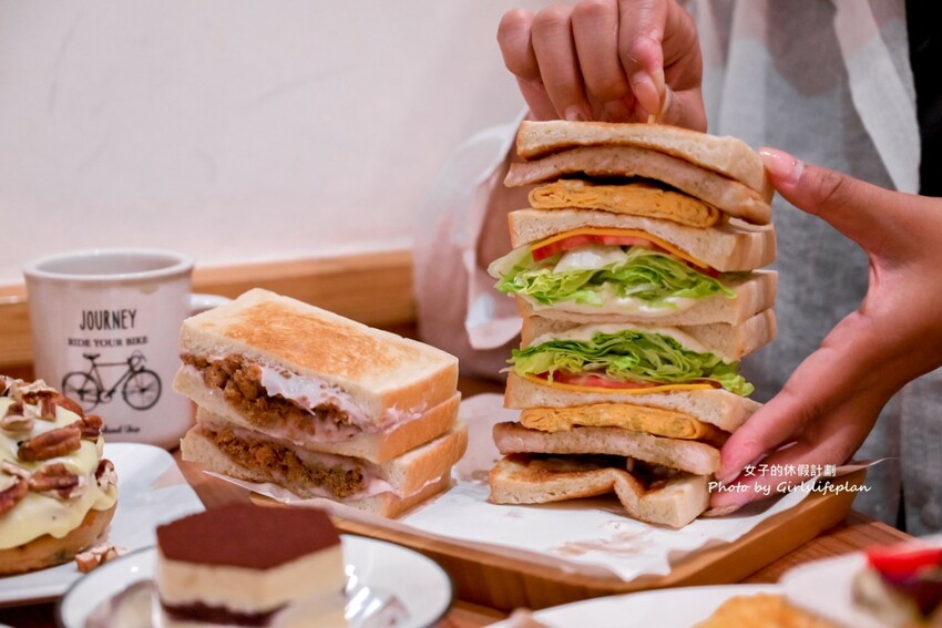 不到百元就可以喝到莊園級專業咖啡，IG上超人氣一手無法掌握現烤土司根本就是兩個人才能吃完的份量