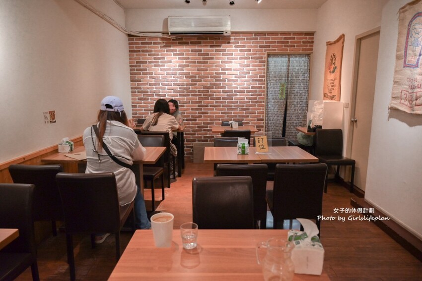 不到百元就可以喝到莊園級專業咖啡，IG上超人氣一手無法掌握現烤土司根本就是兩個人才能吃完的份量