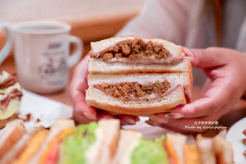不到百元就可以喝到莊園級專業咖啡，IG上超人氣一手無法掌握現烤土司根本就是兩個人才能吃完的份量
