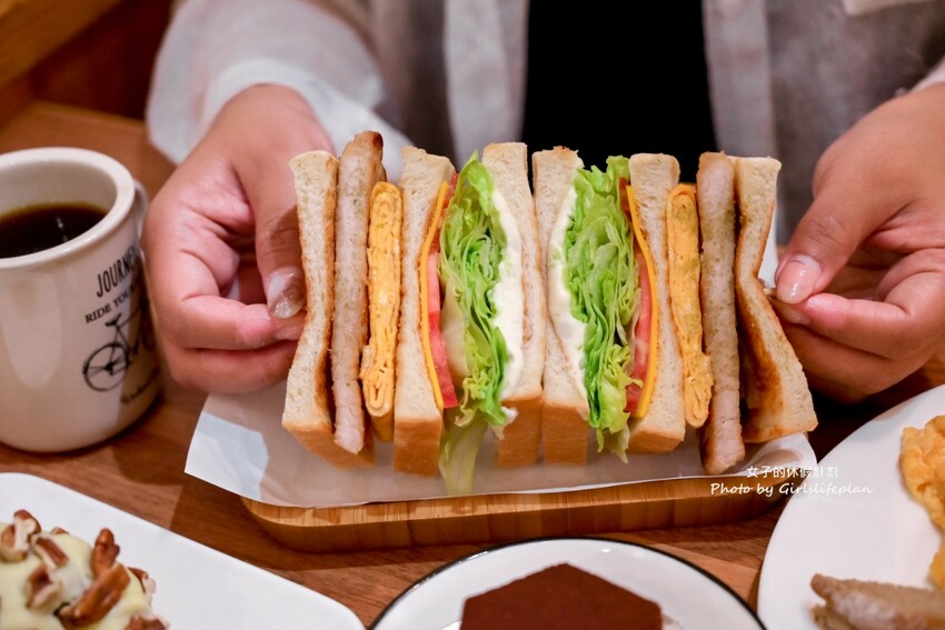 不到百元就可以喝到莊園級專業咖啡，IG上超人氣一手無法掌握現烤土司根本就是兩個人才能吃完的份量
