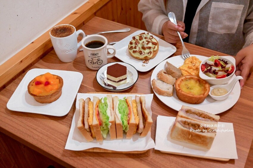 不到百元就可以喝到莊園級專業咖啡，IG上超人氣一手無法掌握現烤土司根本就是兩個人才能吃完的份量