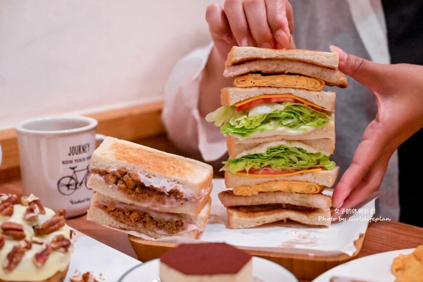 不到百元就可以喝到莊園級專業咖啡，IG上超人氣一手無法掌握現烤土司根本就是兩個人才能吃完的份量