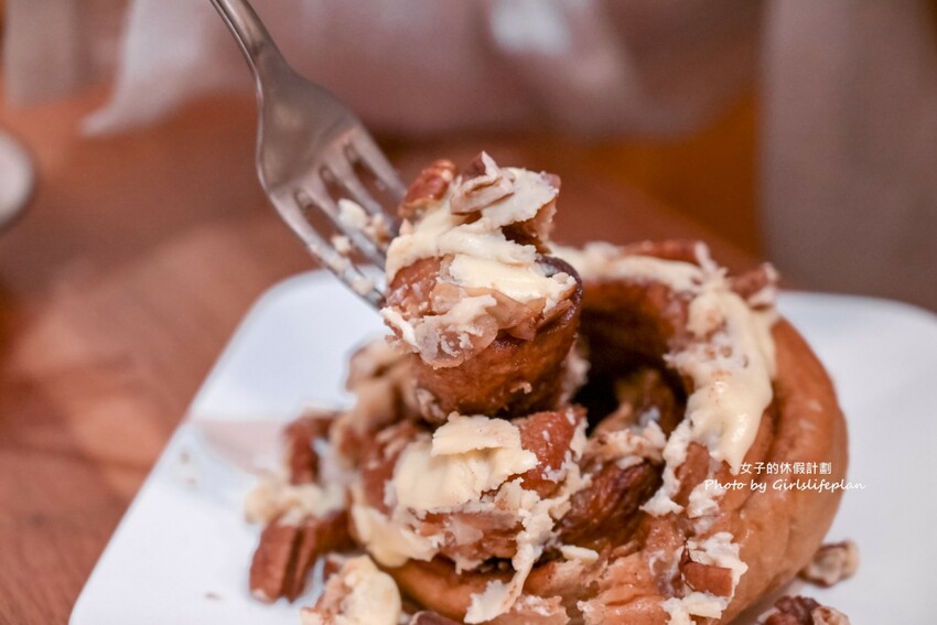 不到百元就可以喝到莊園級專業咖啡，IG上超人氣一手無法掌握現烤土司根本就是兩個人才能吃完的份量