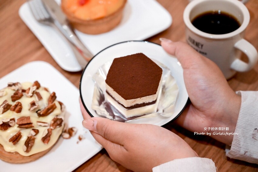 不到百元就可以喝到莊園級專業咖啡，IG上超人氣一手無法掌握現烤土司根本就是兩個人才能吃完的份量