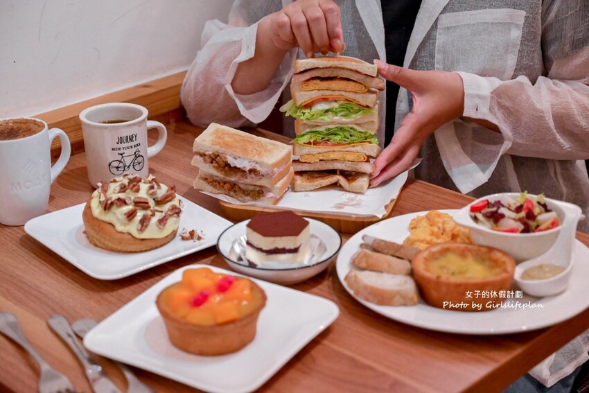 不到百元就可以喝到莊園級專業咖啡，IG上超人氣一手無法掌握現烤土司根本就是兩個人才能吃完的份量