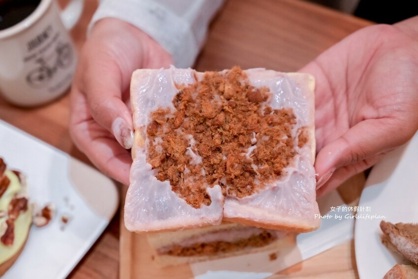 不到百元就可以喝到莊園級專業咖啡，IG上超人氣一手無法掌握現烤土司根本就是兩個人才能吃完的份量