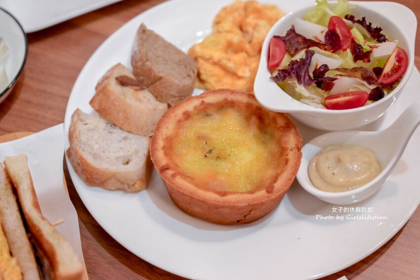 不到百元就可以喝到莊園級專業咖啡，IG上超人氣一手無法掌握現烤土司根本就是兩個人才能吃完的份量