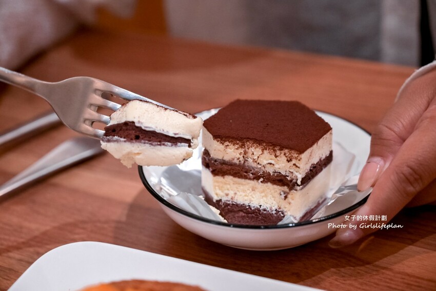 不到百元就可以喝到莊園級專業咖啡，IG上超人氣一手無法掌握現烤土司根本就是兩個人才能吃完的份量