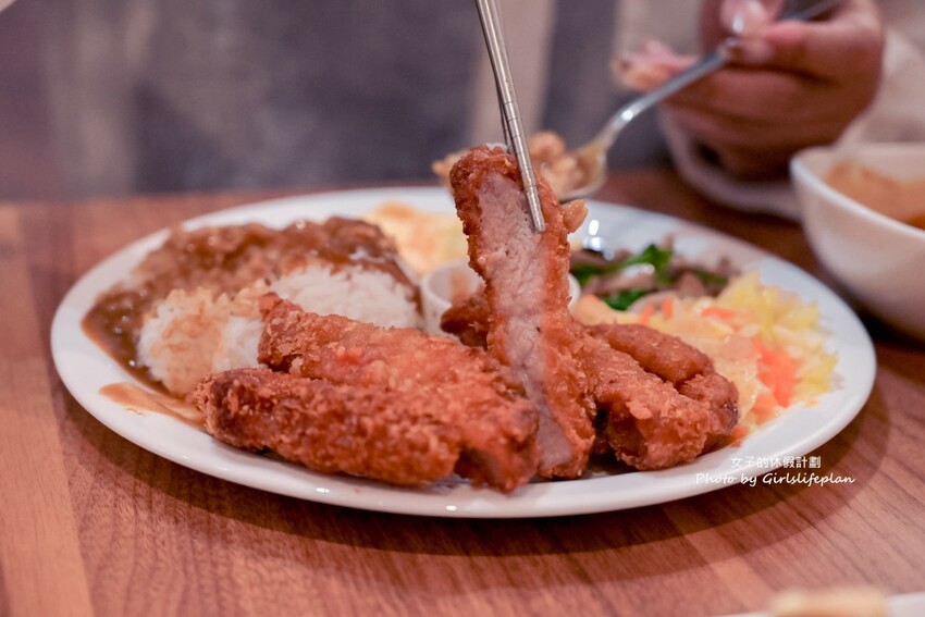 不到百元就可以喝到莊園級專業咖啡，IG上超人氣一手無法掌握現烤土司根本就是兩個人才能吃完的份量