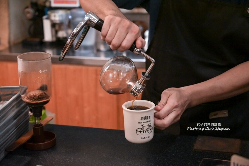 不到百元就可以喝到莊園級專業咖啡，IG上超人氣一手無法掌握現烤土司根本就是兩個人才能吃完的份量