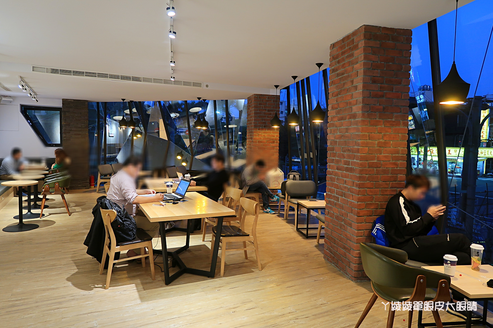 新竹飲料店推薦茶痞客！巨城旁的鑽石玻璃屋，茶品現點現沖！營業近凌晨，提供WIFI及插座