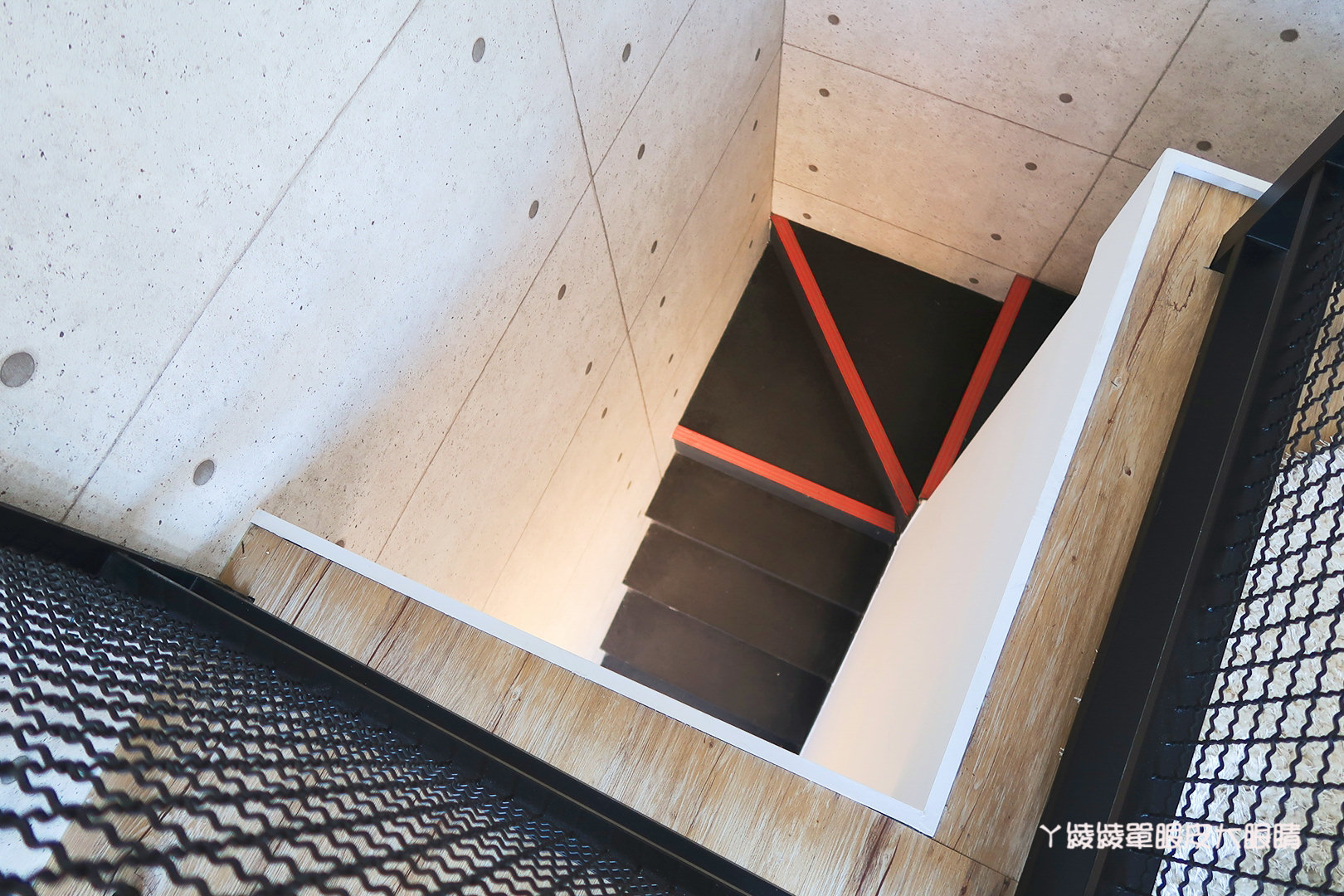 新竹飲料店推薦茶痞客！巨城旁的鑽石玻璃屋，茶品現點現沖！營業近凌晨，提供WIFI及插座