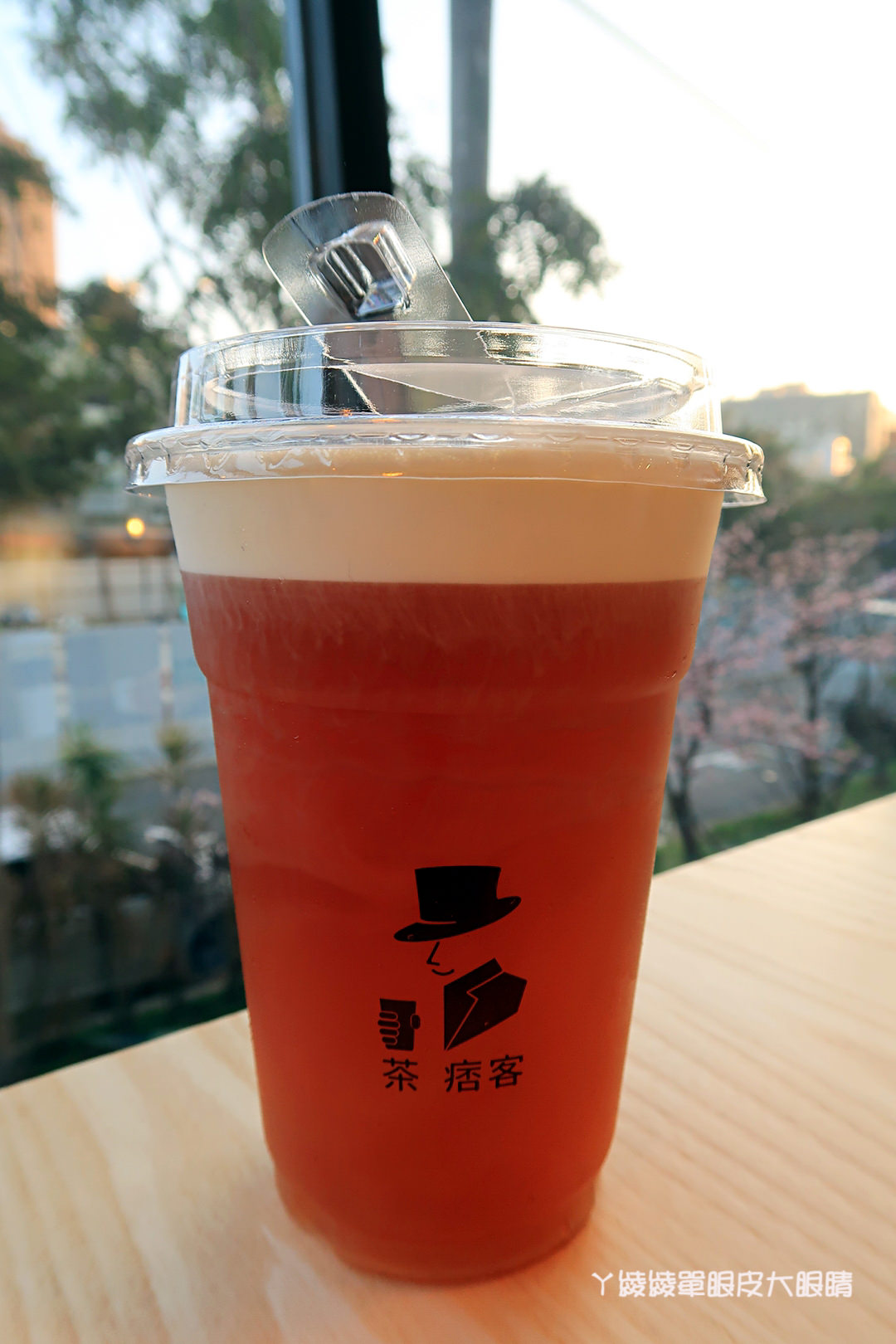 新竹飲料店推薦茶痞客！巨城旁的鑽石玻璃屋，茶品現點現沖！營業近凌晨，提供WIFI及插座