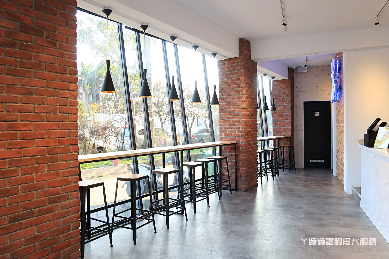 新竹飲料店推薦茶痞客！巨城旁的鑽石玻璃屋，茶品現點現沖！營業近凌晨，提供WIFI及插座