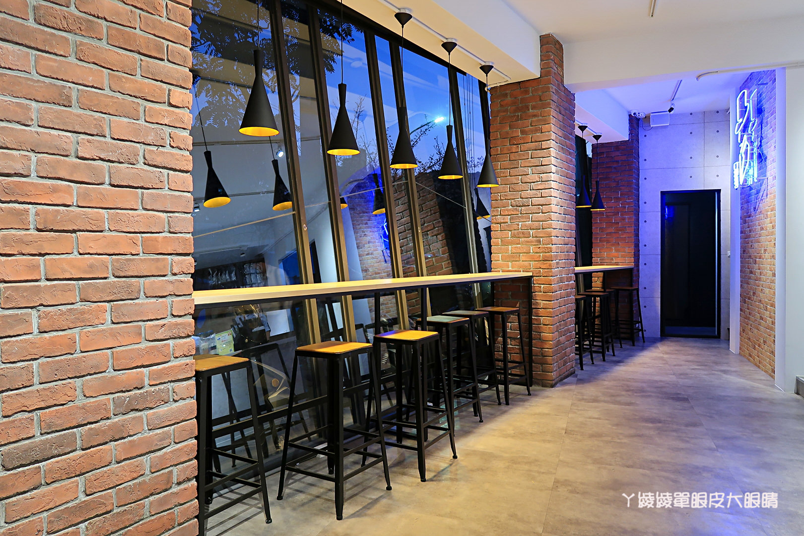 新竹飲料店推薦茶痞客！巨城旁的鑽石玻璃屋，茶品現點現沖！營業近凌晨，提供WIFI及插座