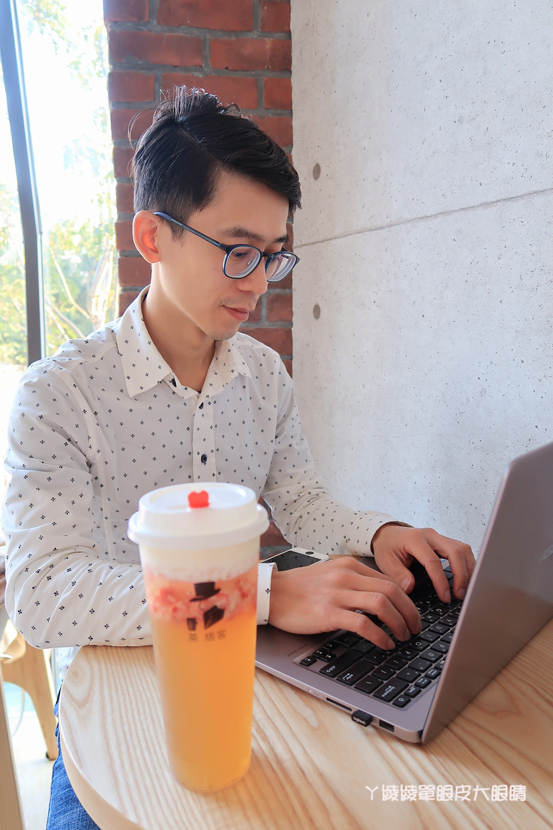 新竹飲料店推薦茶痞客！巨城旁的鑽石玻璃屋，茶品現點現沖！營業近凌晨，提供WIFI及插座