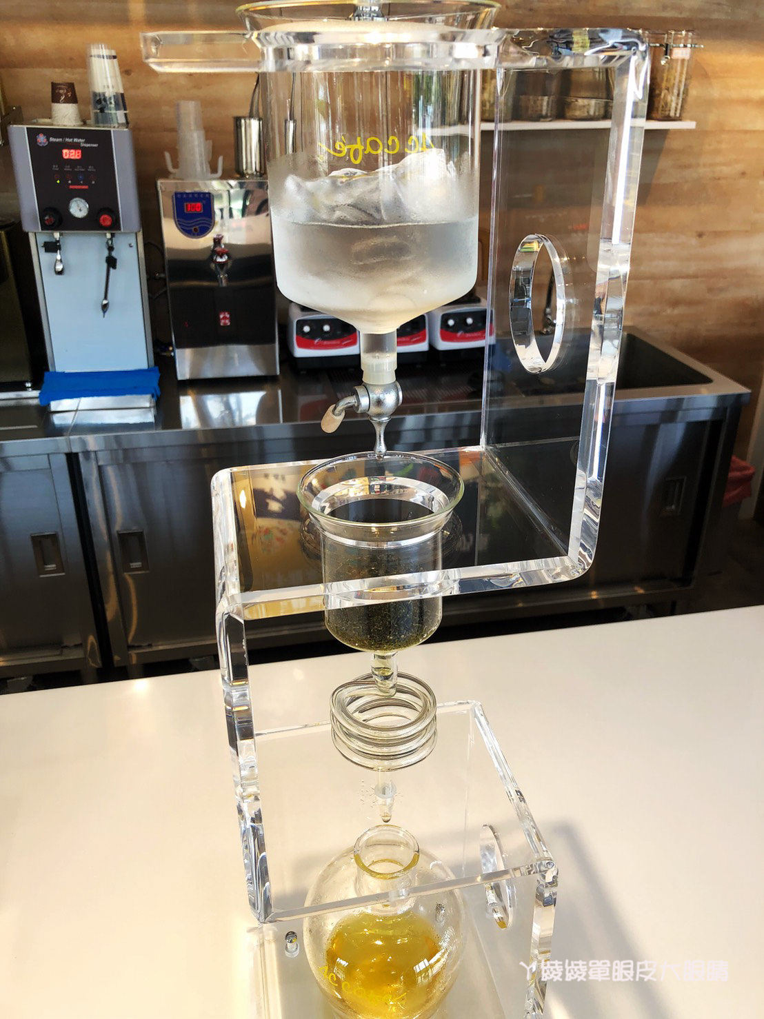 新竹飲料店推薦茶痞客！巨城旁的鑽石玻璃屋，茶品現點現沖！營業近凌晨，提供WIFI及插座