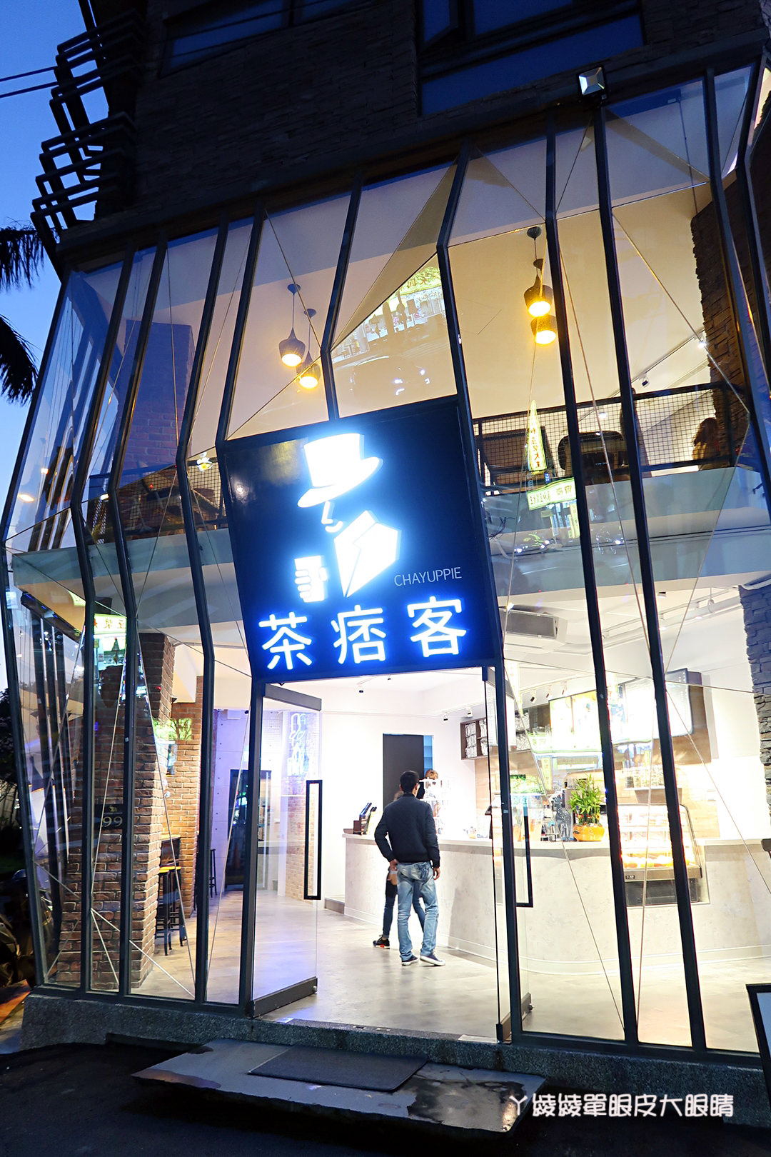 新竹飲料店推薦茶痞客！巨城旁的鑽石玻璃屋，茶品現點現沖！營業近凌晨，提供WIFI及插座