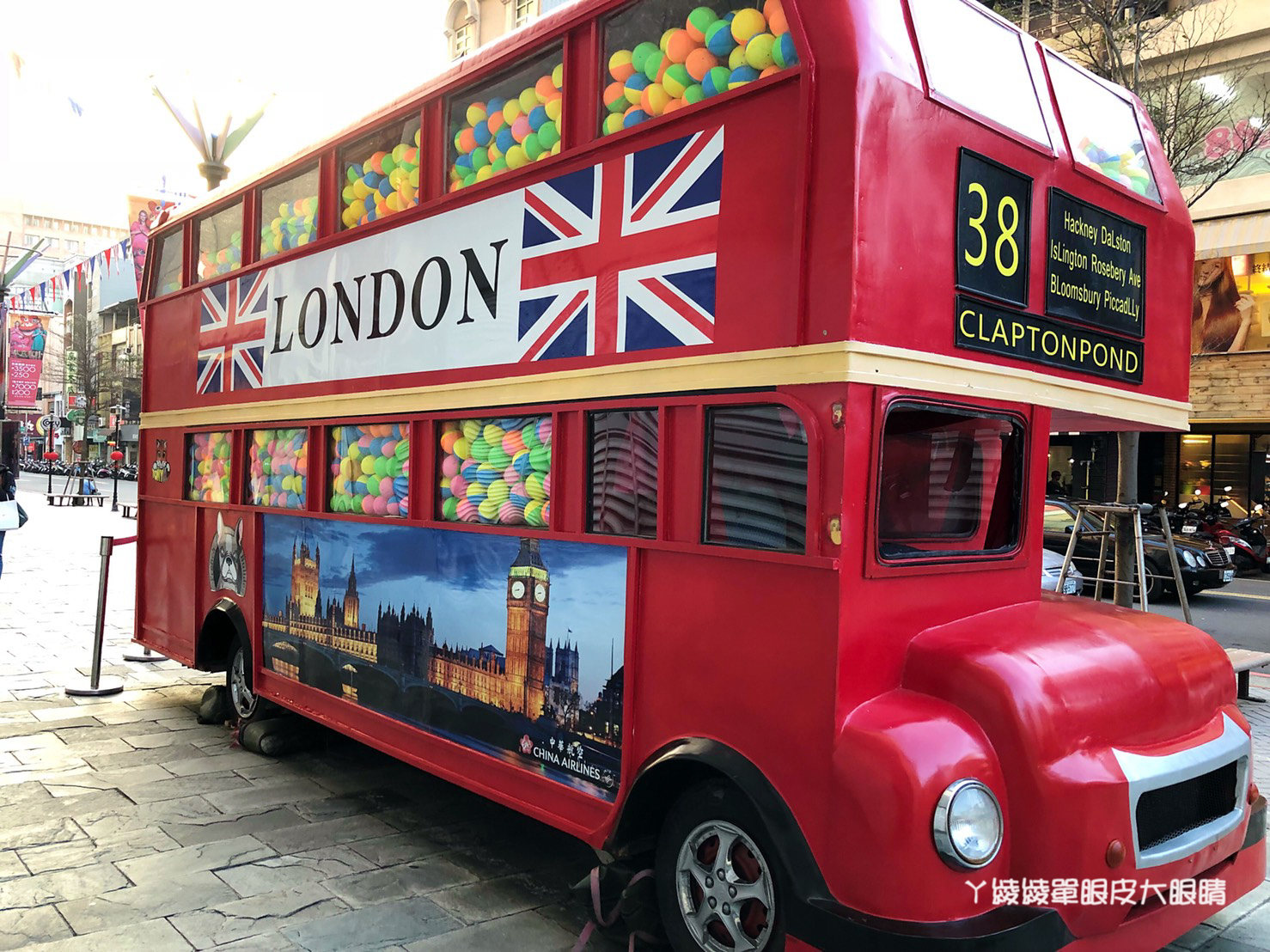 超大巨型扭蛋機來新竹大遠百囉!雙層扭蛋巴士帶你一秒飛英國倫敦