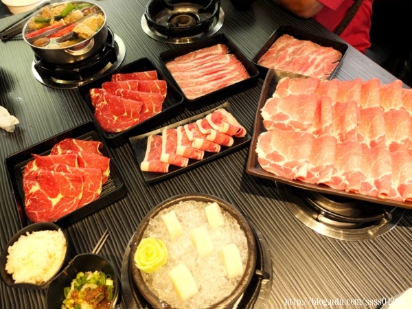 五鮮級平價鍋物(屏東自由店)：食記【五鮮級平價鍋物(屏東自由店)】平價實惠火鍋！超狂大肉盤、大海蝦拼盤必點推薦 還有白飯飲料免費吃到飽